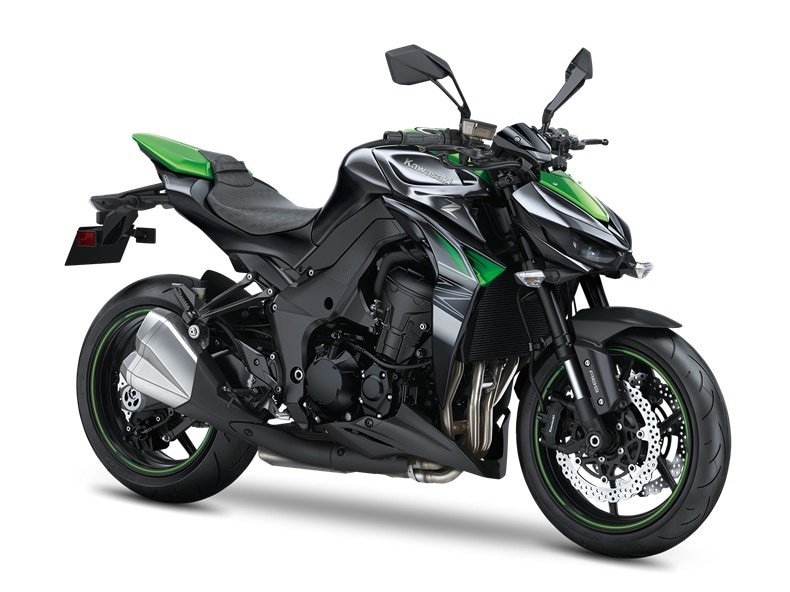 <div class='descrGalleryTitle'>Z 1000 2017</div><div class='descrGalleryText'><p>Risale al 2017 l’ultimo lifting della Z 1000, come anticipato uscita di scena nel 2020 per far posto definitivamente alla Z900. Una moto concreta, affidabile e performante, ma frenata da una linea che <b>non temeva di alzare l'asticella dell'eccesso.&nbsp;</b>Anche dal punto di vista del confronto con le rivali europee, la Z 1000 era rimasta indietro: su una naked sportiva da 142 cavalli non c'erano <b>né il controllo di trazione né un sistema anti impennata,</b>&nbsp;e nemmeno una mappatura più morbida da sfruttare in caso di asfalto viscido. Peraltro anche gli oltre 140 cavalli in questo segmento non erano più sufficienti: la Z 1000 si trovava a fare i conti, ad esempio, con la BMW S 1000 R da 165 cavalli, con la Aprilia Tuono V4 da oltre 170 CV e via dicendo. Il bel carattere, pastoso e lineare, non bastava a tenere il passo delle più agguerrite rivali. E non ci riusciva nemmeno la ciclistica, <b style="font-size: 0.8125rem; background-color: transparent;">poco svelta tra le curve</b>. L’ultima delle Z1000 non era azzeccata nemmeno in quanto a comfort di marcia: l’imbottitura della sella era quasi inesistente e l’assetto standard era decisamente rigido: ok nella guida coltello tra i denti ma scomodo sulle asperità in tutte le altre situazioni. Tutto sommato, <b style="font-size: 0.8125rem; background-color: transparent;">un invecchiamento comprensibile</b>: il progetto è del 2014 e in casa Kawasaki già si progettava di lasciare campo libero alla 900, quasi altrettanto prestazionale ma sensibilmente più economica.</p>
</div>